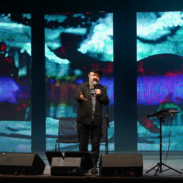 zdjęcie ze spektaklu -  Arkadiusz Jakubik – koncert „Romeo i Julia żyją”