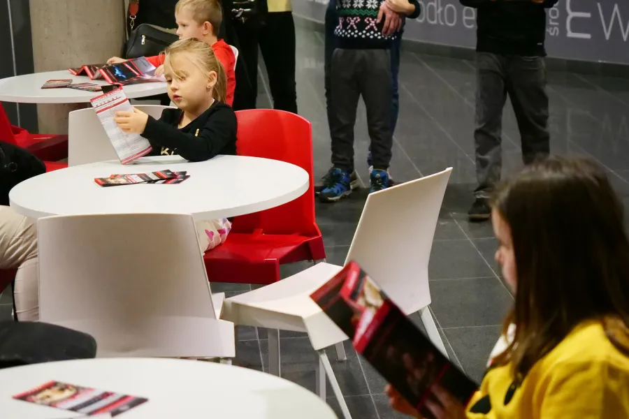 zdjęcie przedstawia widzów oczekujących na wejście na salę teatralną, na foyer w Miejskim Centrum Kultury w Bełchatowie