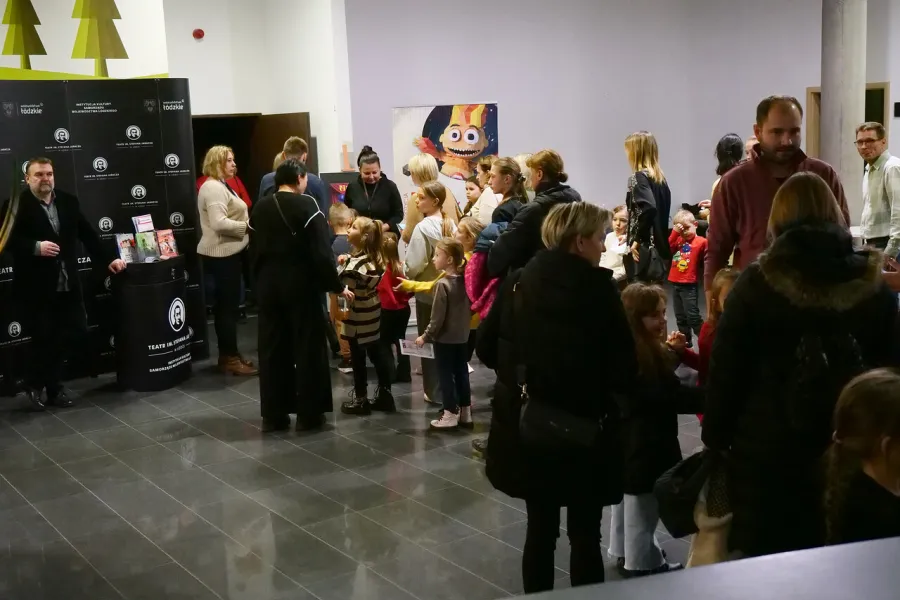 zdjęcie przedstawia widzów oczekujących na wejście na salę teatralną, na foyer w Miejskim Centrum Kultury w Bełchatowie