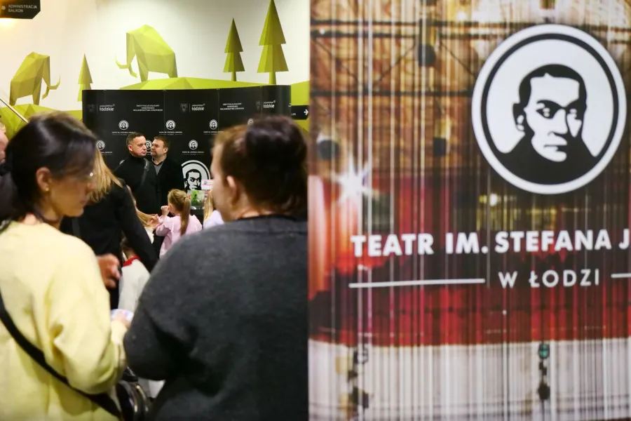 zdjęcie przedstawia widzów oczekujących na wejście na salę teatralną, na foyer w Miejskim Centrum Kultury w Bełchatowie