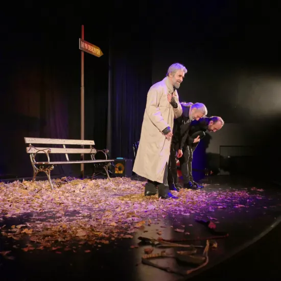 zdjęcie przedstawia kłaniających się artystów po zakończonym spektaklu. 