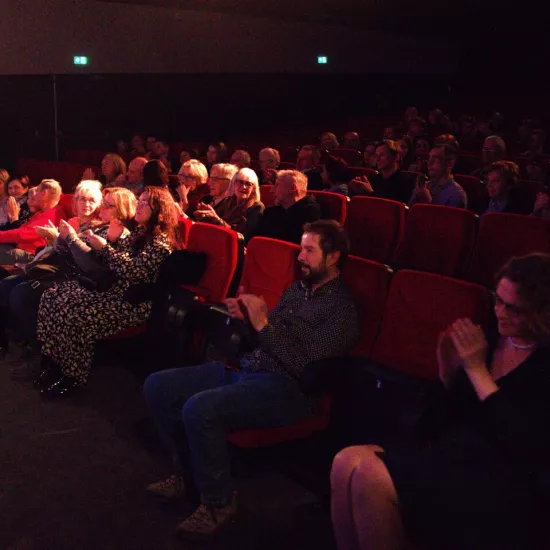 zdjęcie przedstawia publiczność, która siedzi na sali teatralnej w MDK w Radomsku 