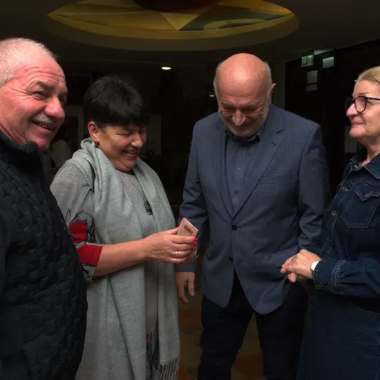 Zdjęcie przedstawia widzów oczekujących na wejście na salę teatralną w MDK w Radomsku 