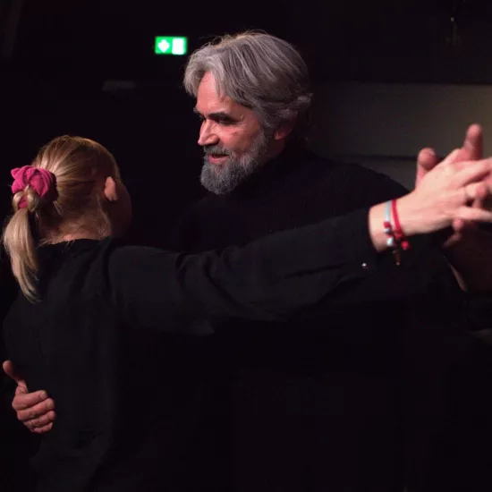 Zdjęcie przedstawia aktora Dariusza Bereskiego tańczącego z kobietą.